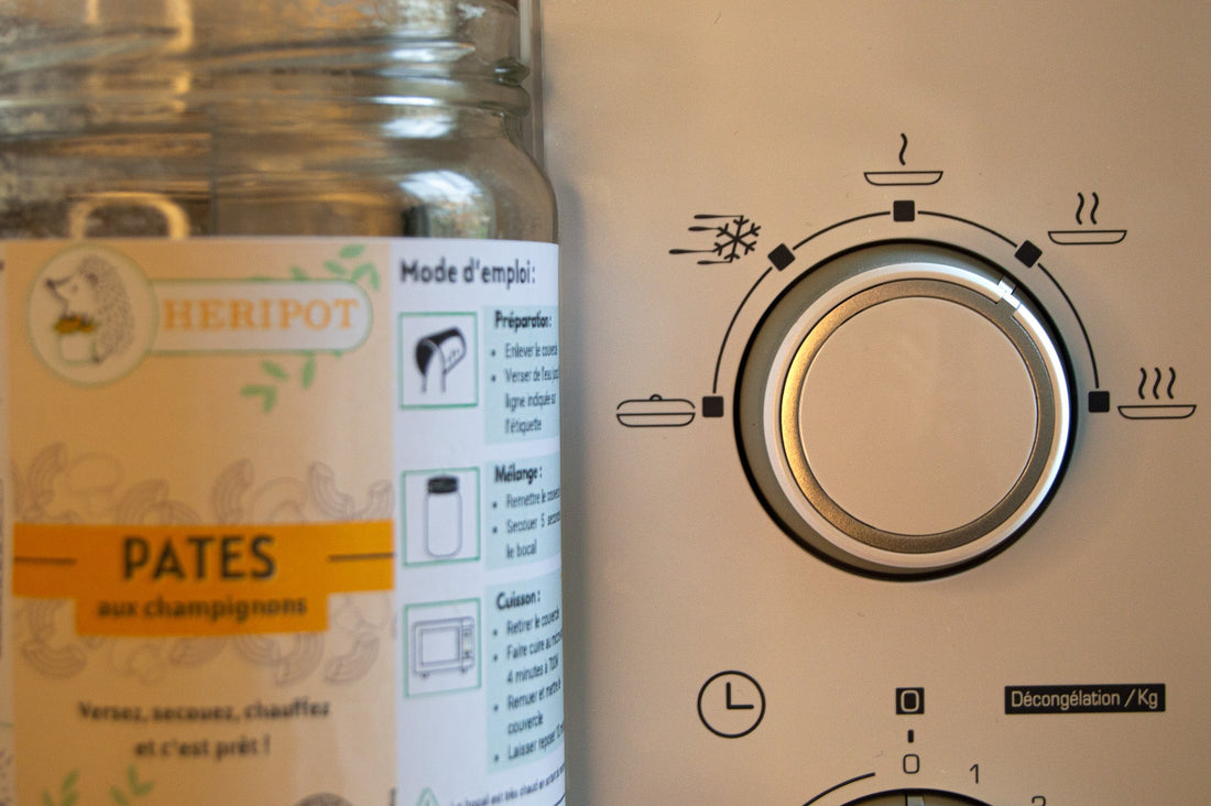 Puis-je réchauffer les bocaux Héripot au micro-ondes avec le couvercle ?